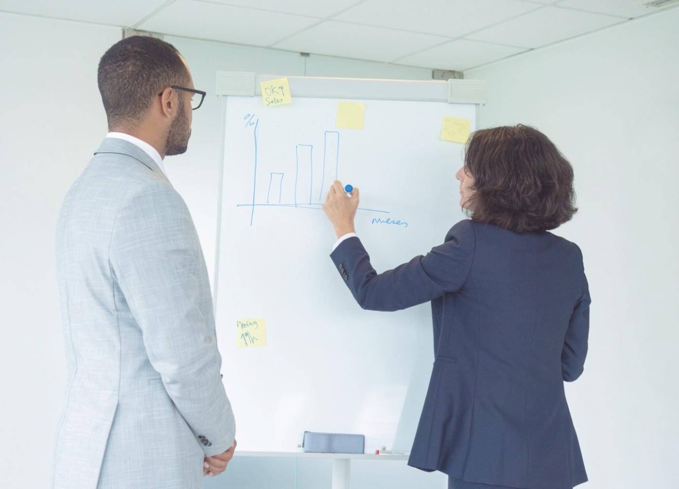 Session de formation en groupe avec calculatrices et documents financiers