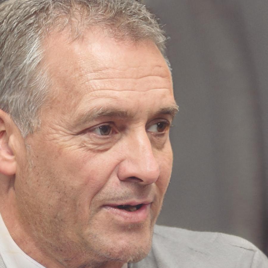 Expert financier durant une session de formation pratique